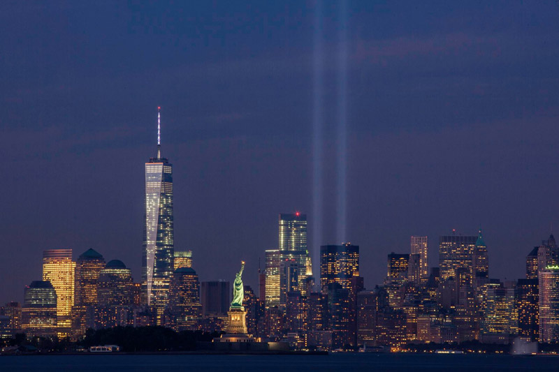 Juli Julian LaVerdiere; Paul Myoda (2014). Tribute in light. Fotografia d'Anthony Quintano.